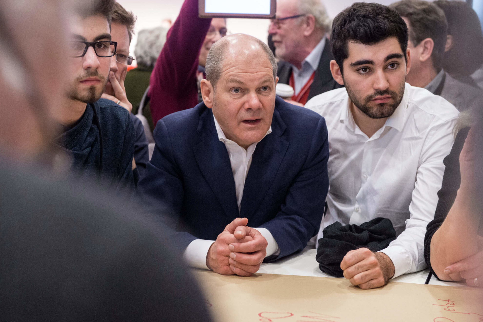 Olaf Scholz spricht mit Mitgliedern