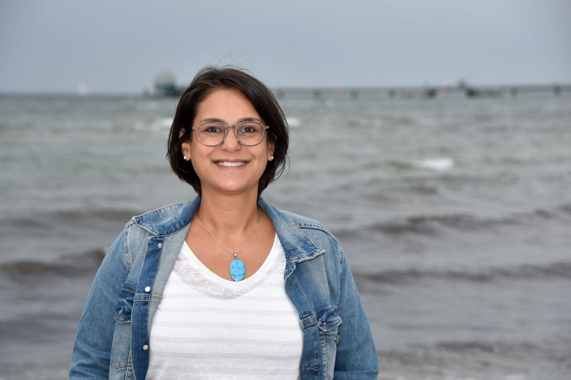 Serpil Midyatli am Ostsee-Strand