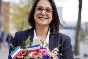Serpil Midyatli mit Blumenstrauß