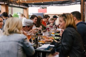 Menschen feiern im Restaurant