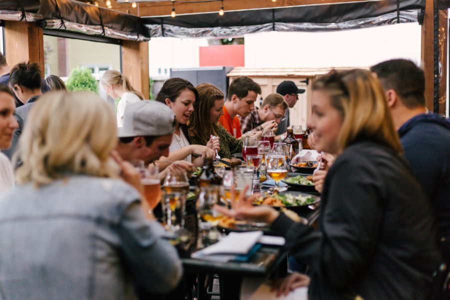 Menschen feiern im Restaurant