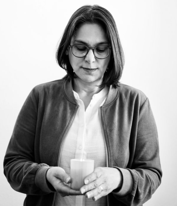 Serpil Midyatli mit einer Kerze